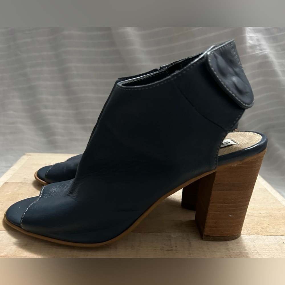 Steve Madden Nonstp Blue Leather Peep Toe Open Stacked Heel Booties Size 6M